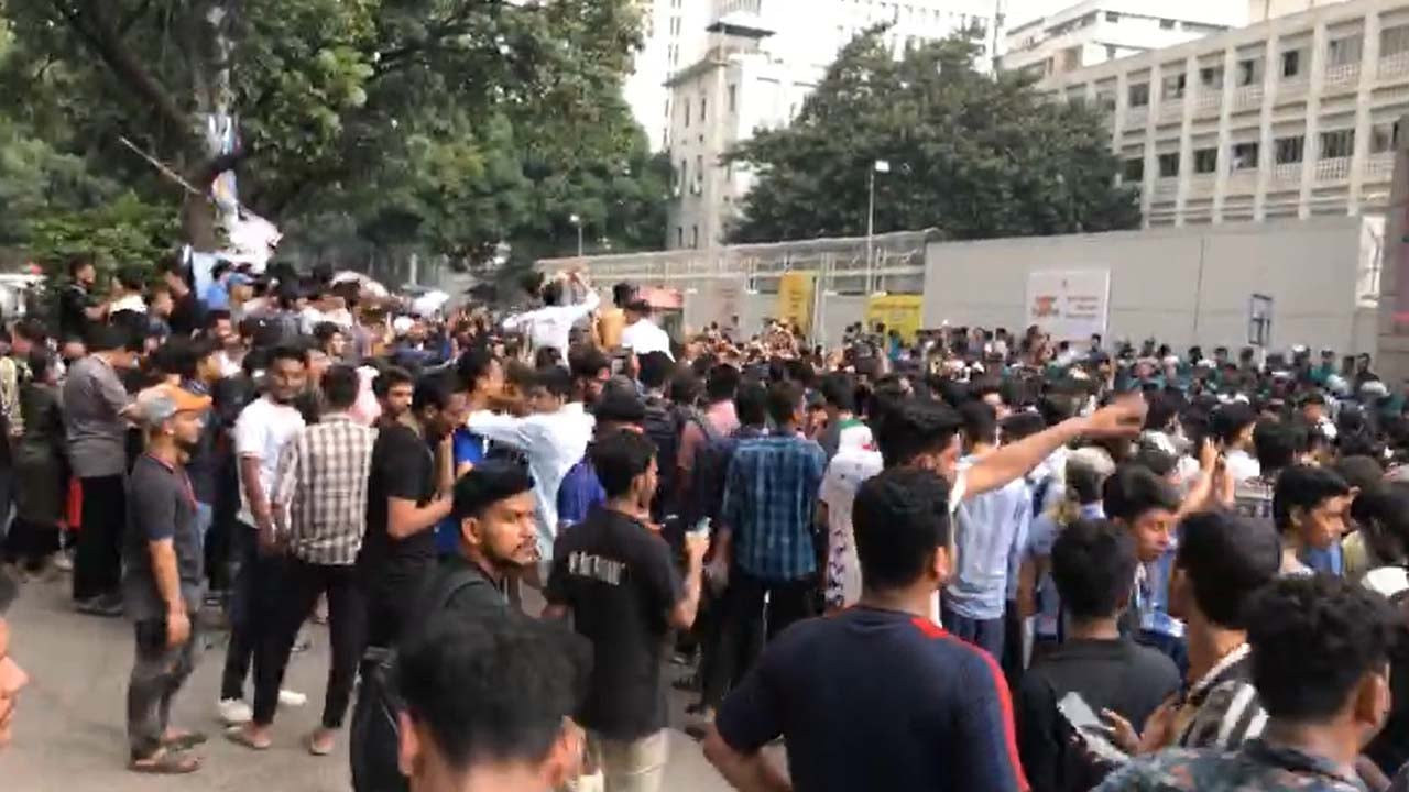 সচিবালয় ঘেরাও শিক্ষার্থীদের, শিক্ষা উপদেষ্টার পদত্যাগ দাবি