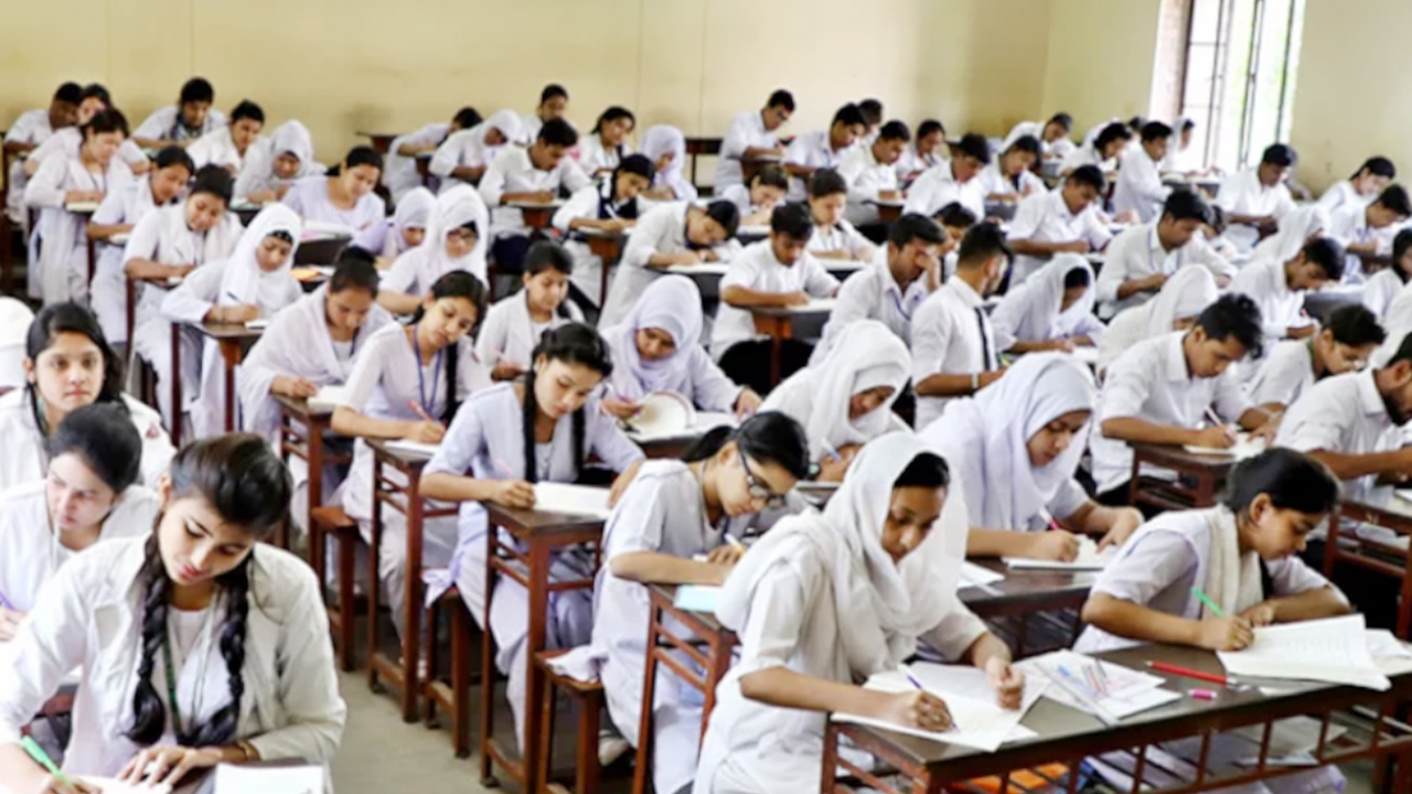 ২৩ ও ২৪ জুলাইয়ের এইচএসসি ও সমমানের পরীক্ষা একইদিনে হবে: শিক্ষা উপদেষ্টা 