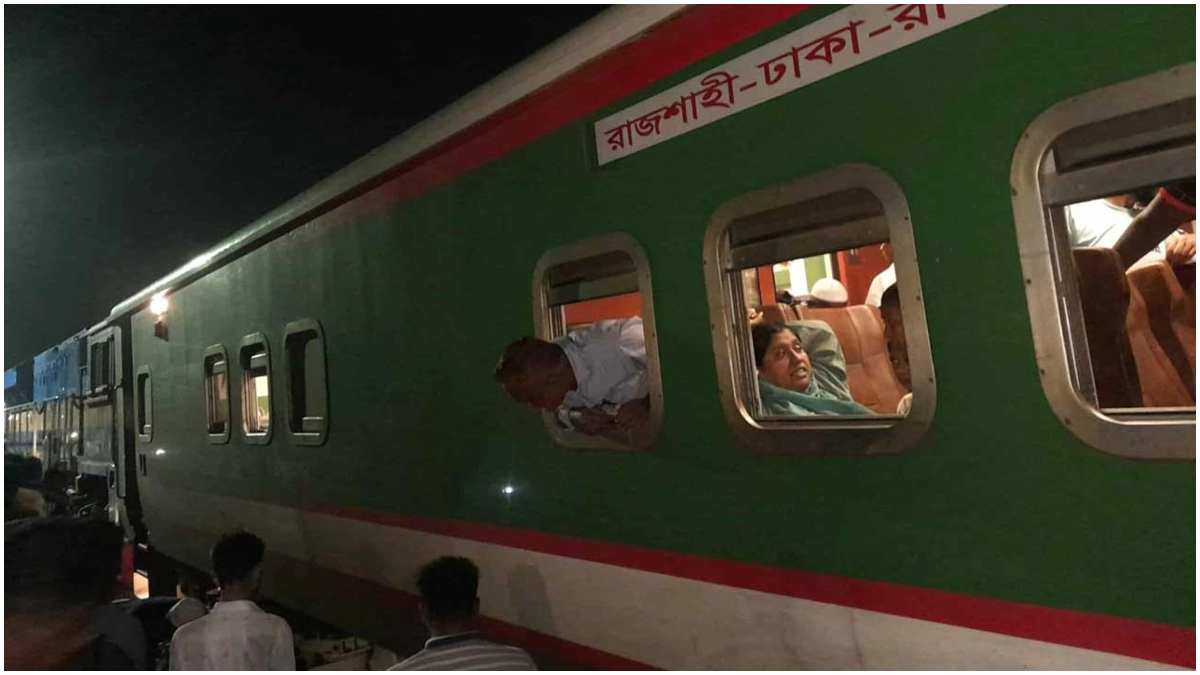 জয়দেবপুরে পদ্মা এক্সপ্রেস লাইনচ্যুত, উত্তরবঙ্গের সঙ্গে ঢাকার রেল যোগাযোগ বন্ধ