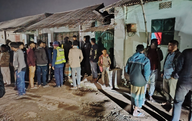 বগুড়ায় বাড়ির দরজা ভেঙ্গে বিছানায় পড়ে থাকা নারীর লাশ উদ্ধার