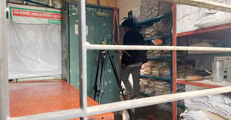 কুষ্টিয়ায় নির্বাচন অফিসে আগুন